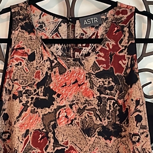 ASTR SLEEVELESS SILKY TANK ABSTRACT BLOUSE SIZE MEDIUM - Picture 2 of 10
